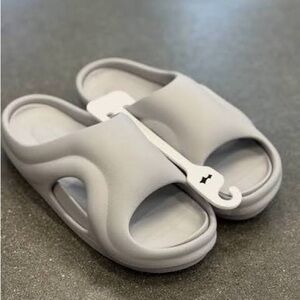 Justin Bieber Skylrk Beach Slide Factory Grey- size 10 US